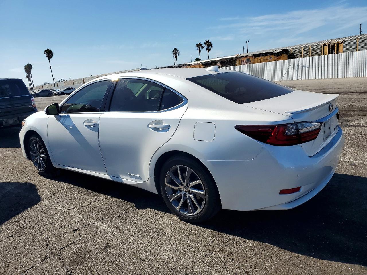 2017 LEXUS ES 300H — снимка 2