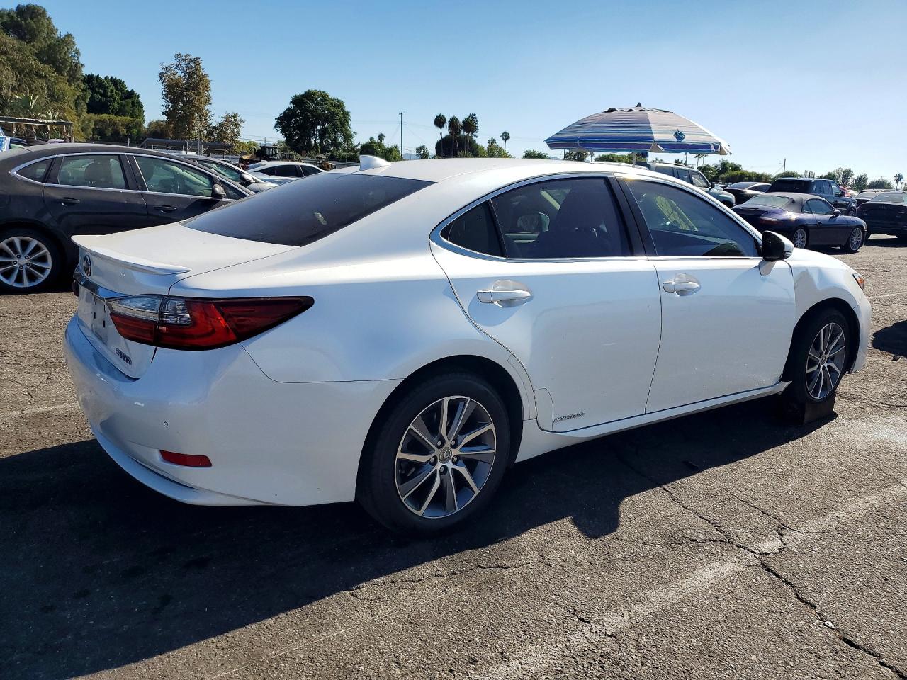 2017 LEXUS ES 300H — снимка 3