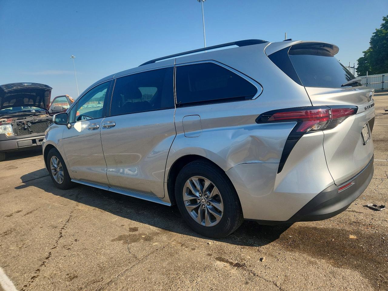 2021 TOYOTA SIENNA LE — снимка 2