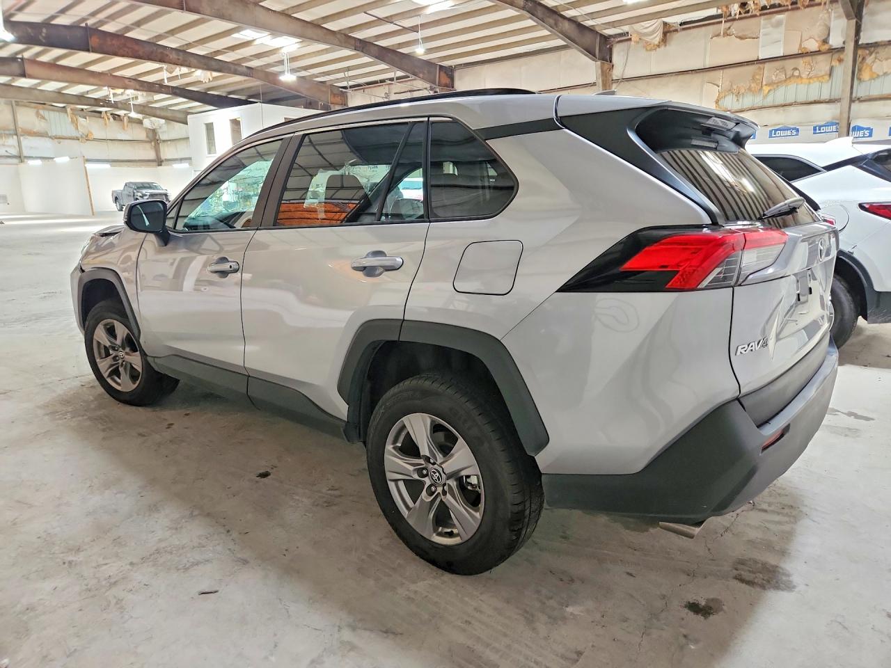 2025 TOYOTA RAV4 XLE — снимка 2