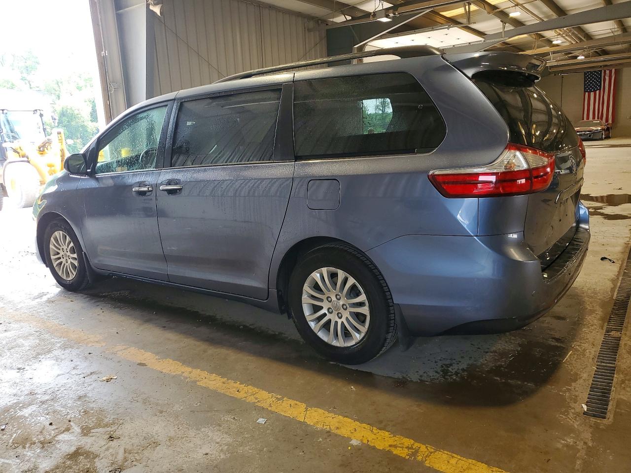 2017 TOYOTA SIENNA XLE 8-PASSENGER — снимка 2