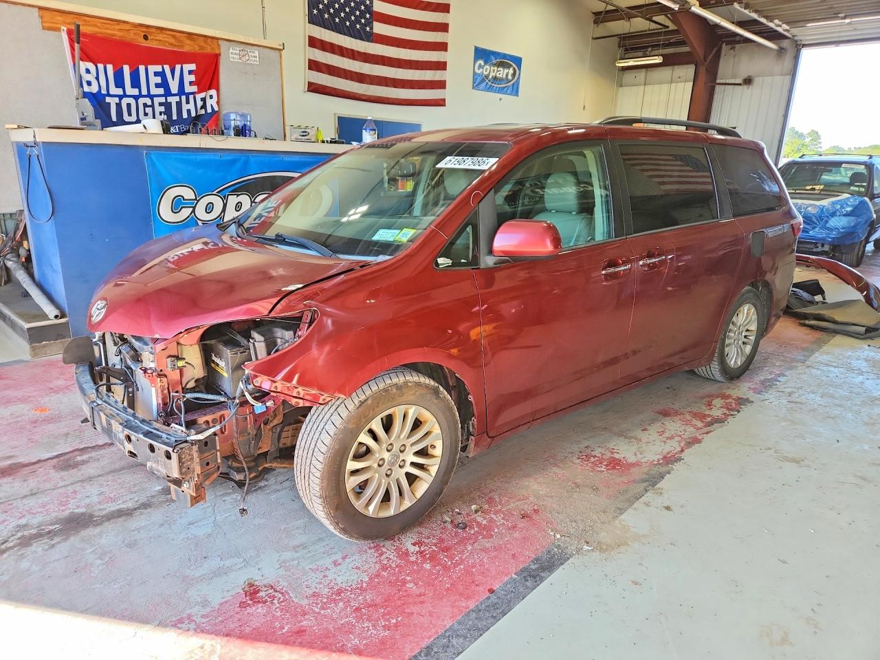 2015 TOYOTA SIENNA XLE 8-PASSENGER