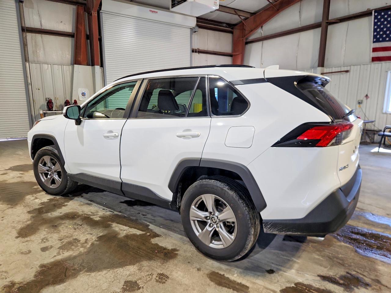 2025 TOYOTA RAV4 XLE — снимка 2
