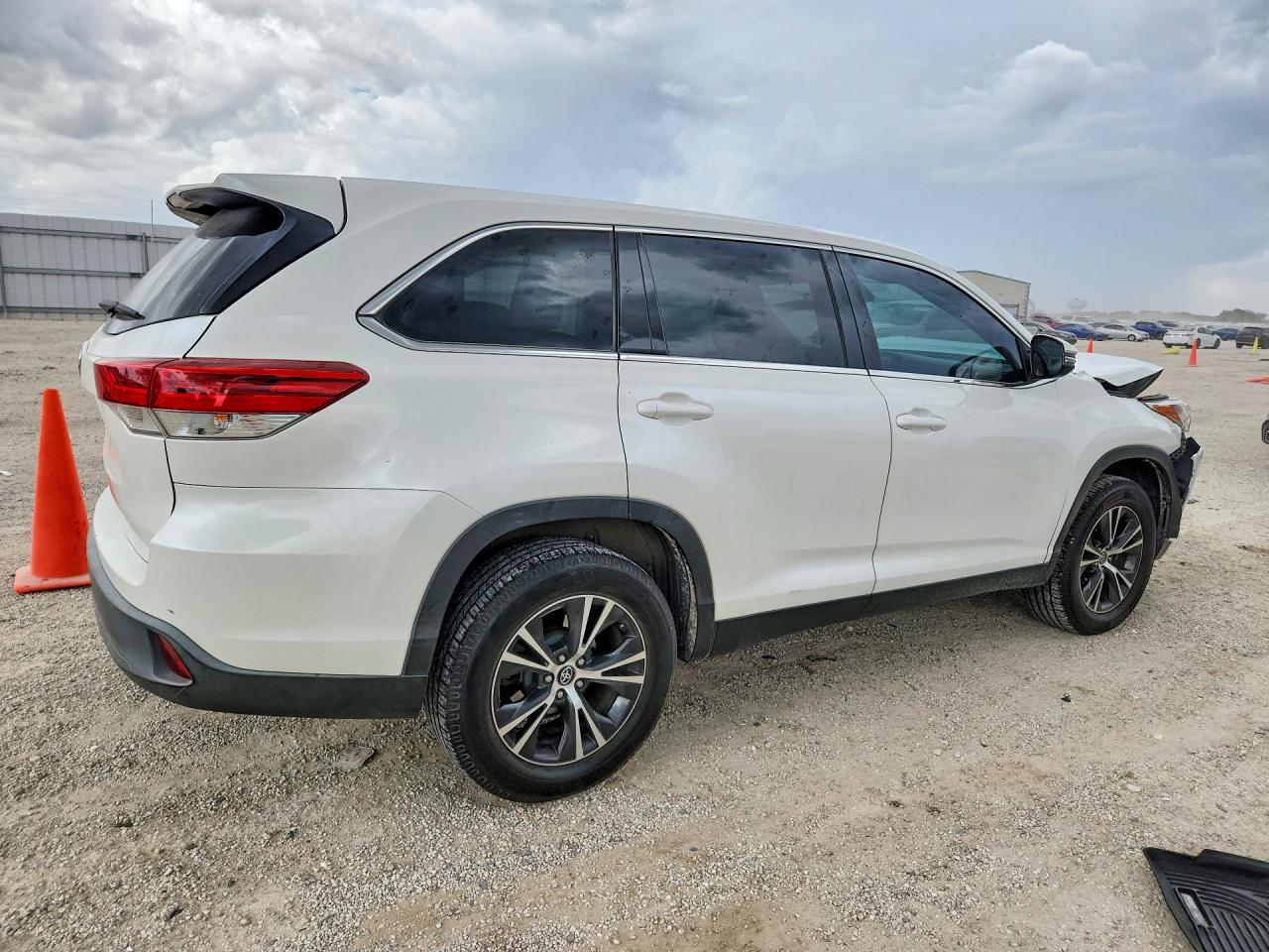2019 TOYOTA HIGHLANDER LE — снимка 3