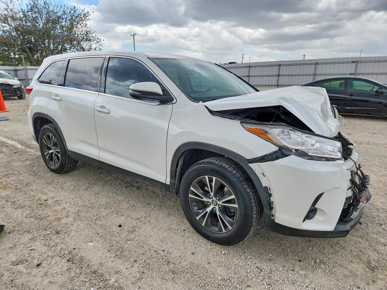 2019 TOYOTA HIGHLANDER LE — снимка 4