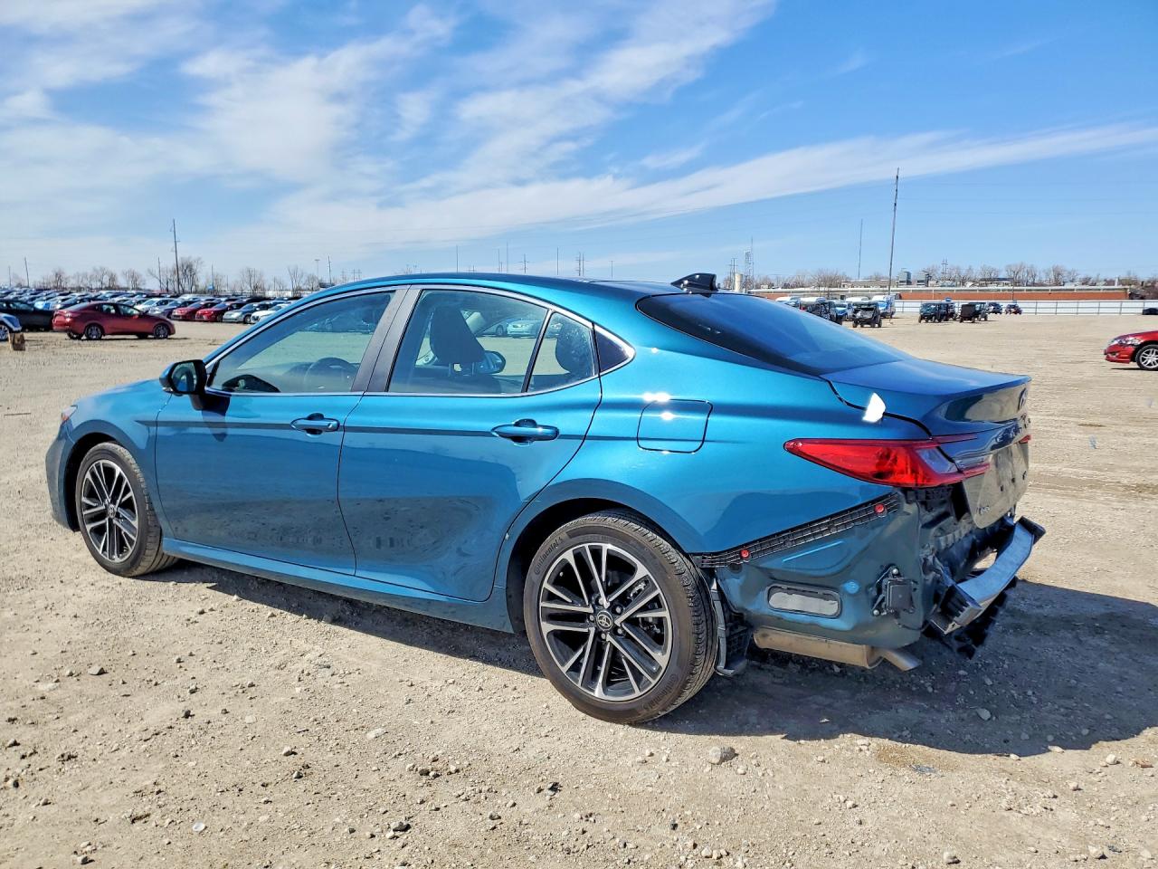 2025 TOYOTA CAMRY XLE — снимка 2