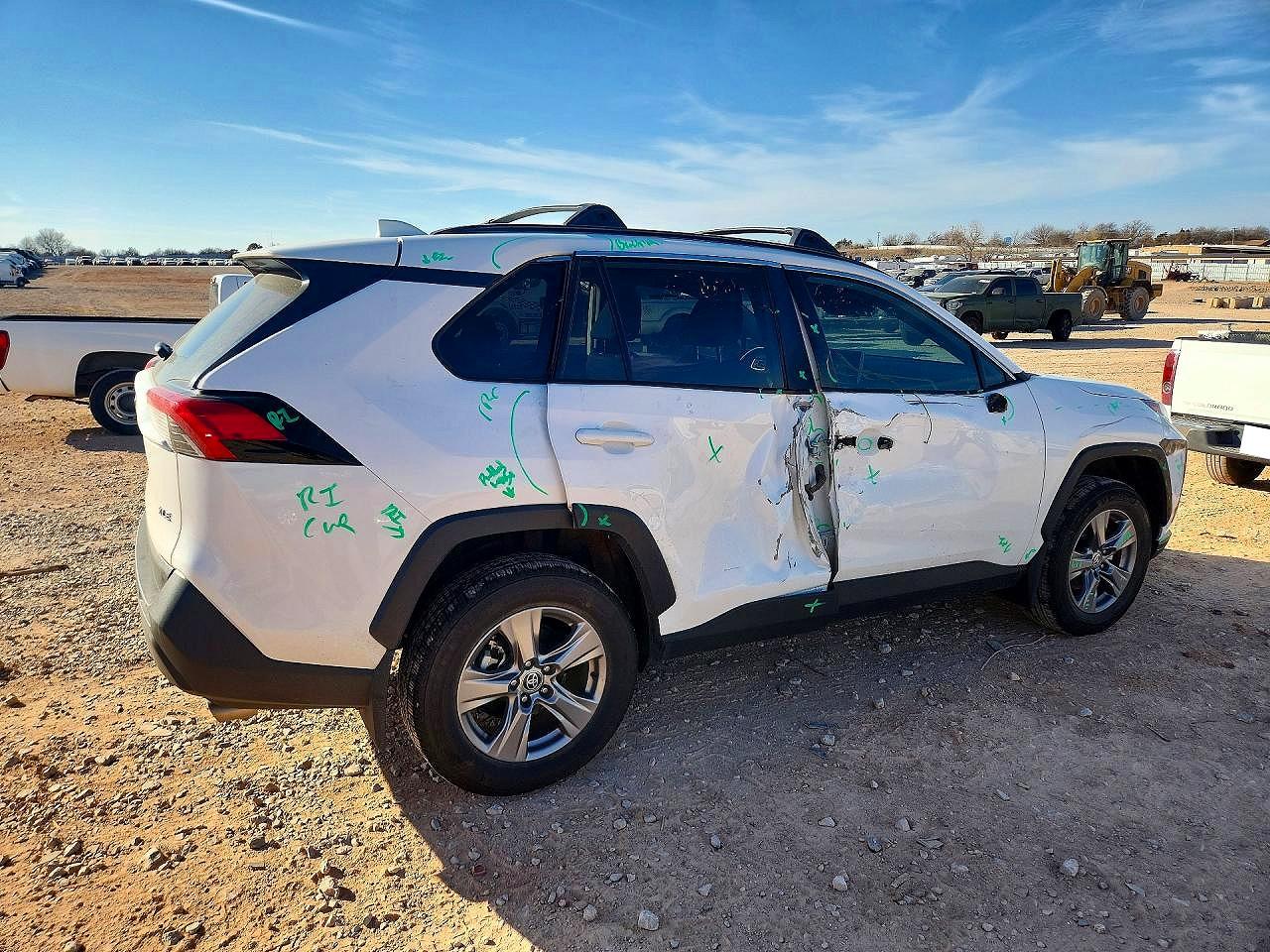 2024 TOYOTA RAV4 XLE — снимка 3
