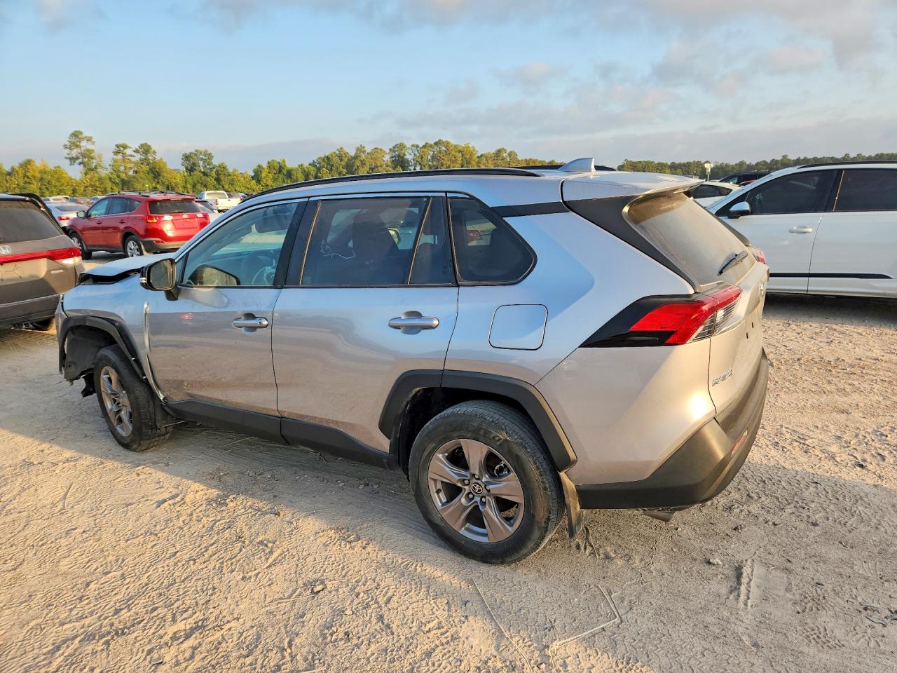 2025 TOYOTA RAV4 XLE — снимка 2
