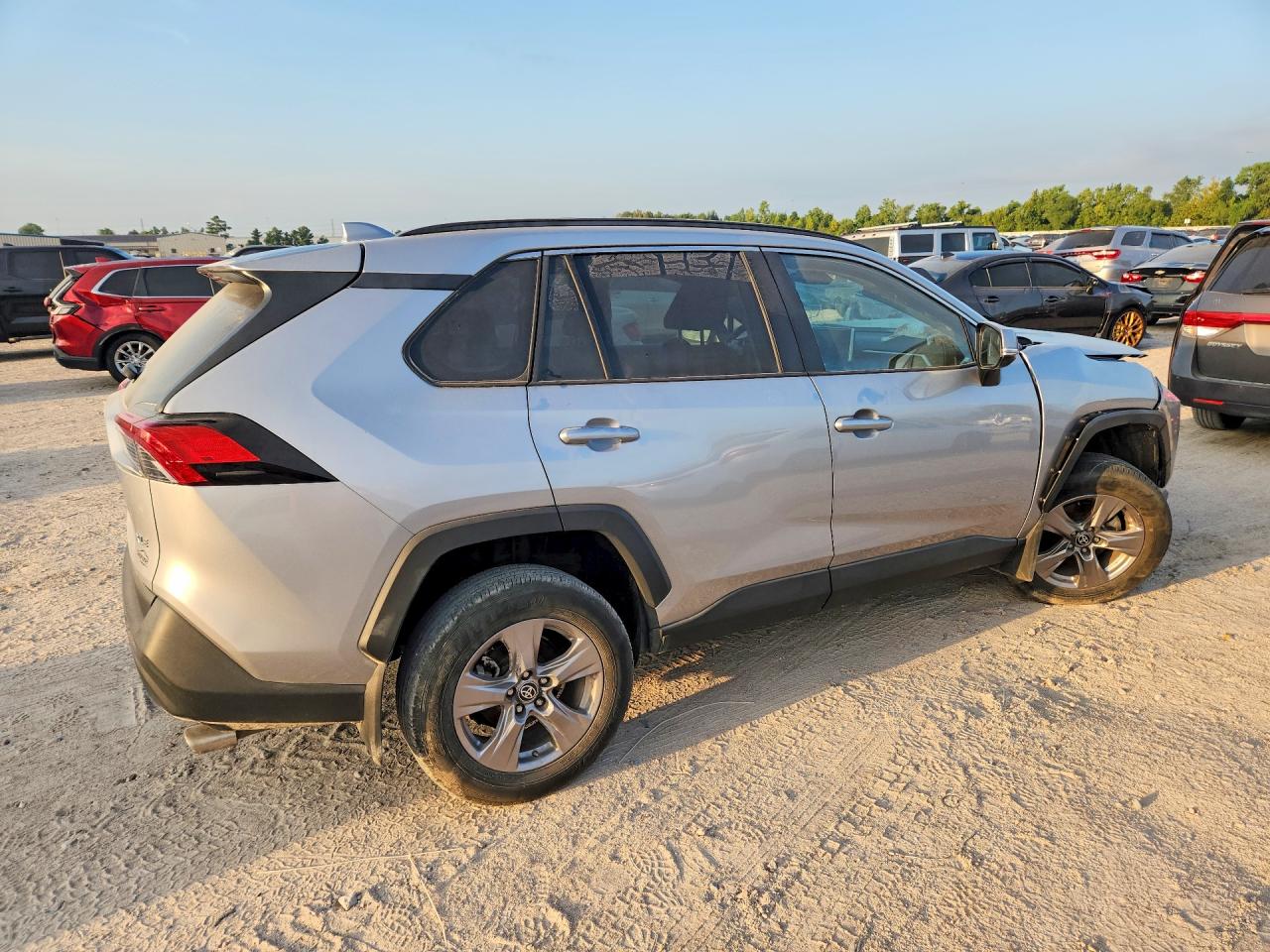 2025 TOYOTA RAV4 XLE — снимка 3