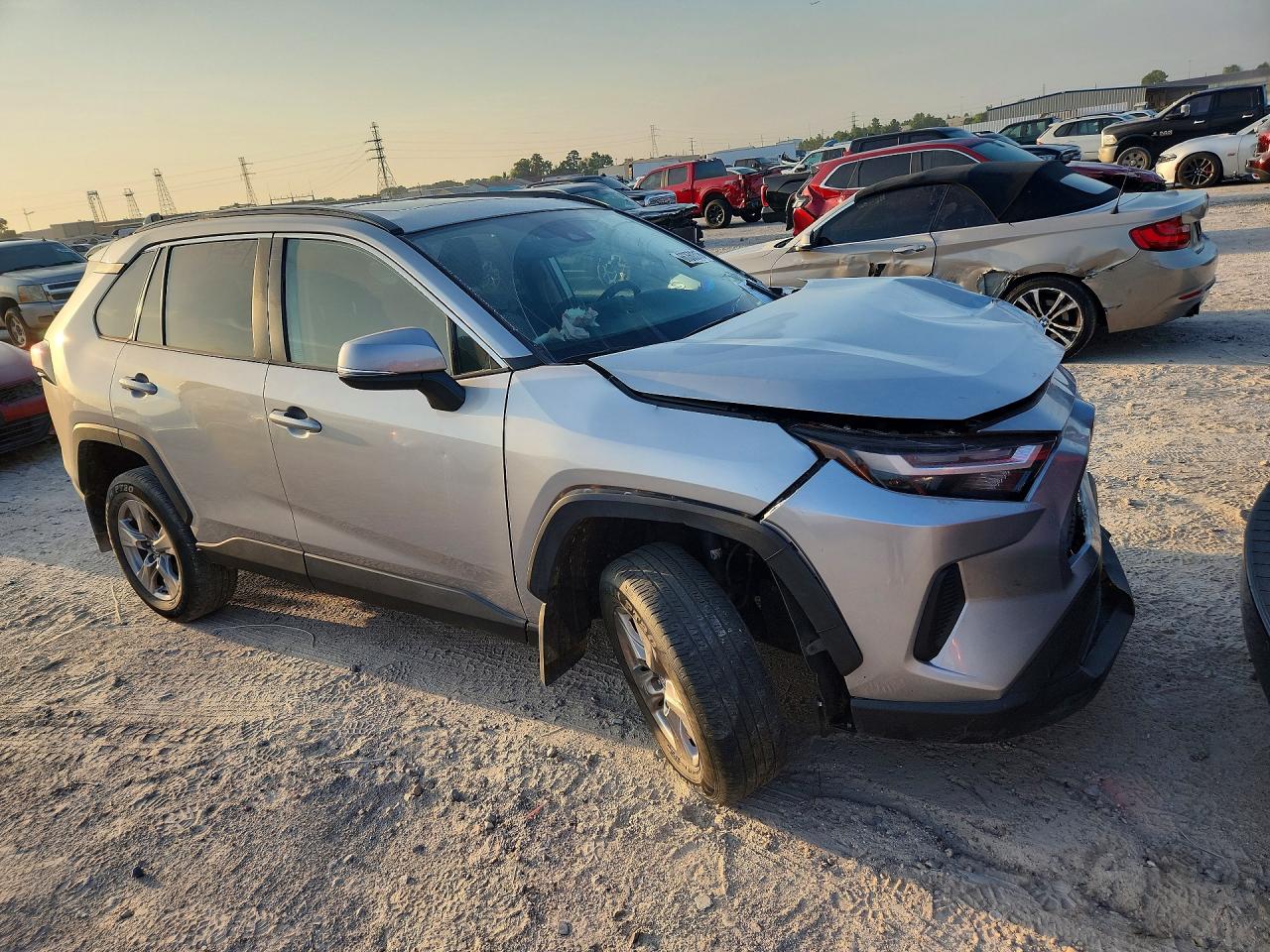 2025 TOYOTA RAV4 XLE — снимка 4