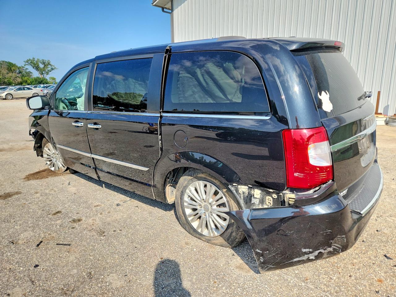 2016 CHRYSLER TOWN & COUNTRY LIMITED — снимка 2