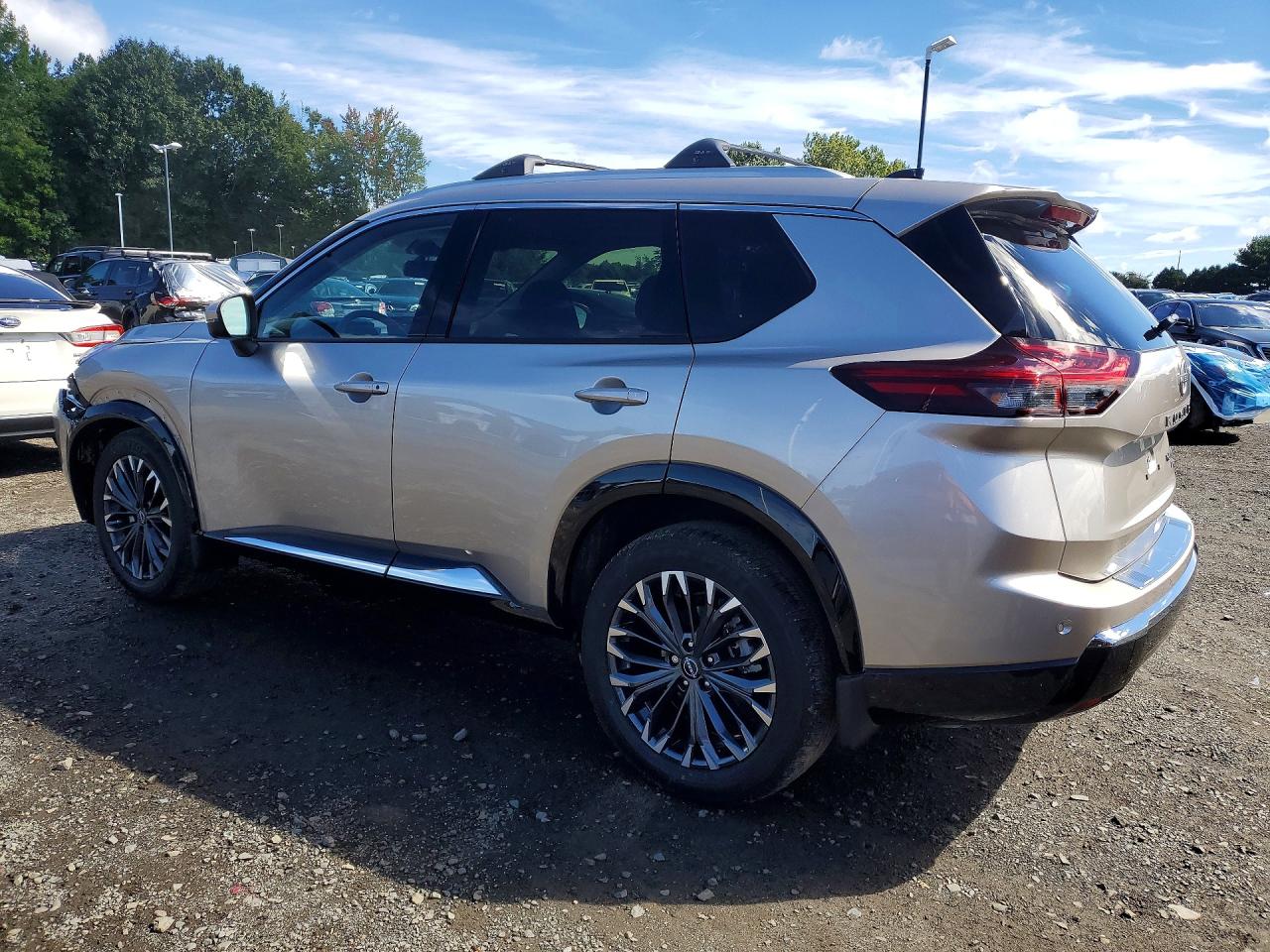 2026 NISSAN ROGUE PLATINUM — photo 2