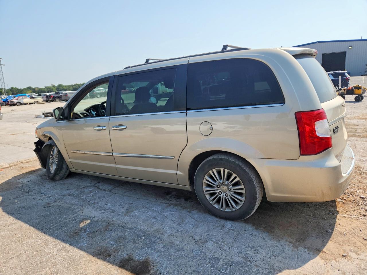 2016 CHRYSLER TOWN & COUNTRY TOURING L — снимка 2