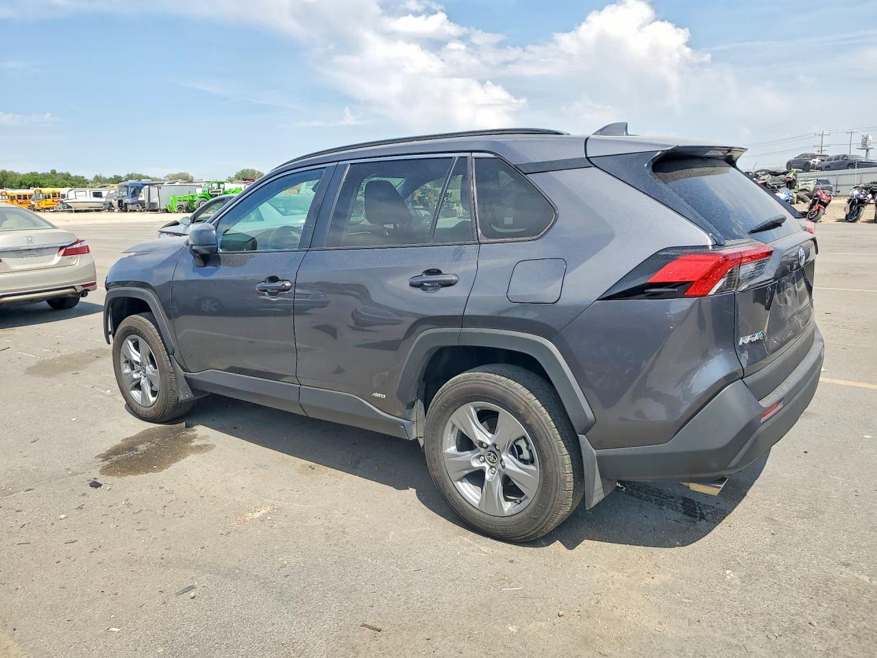 2025 TOYOTA RAV4 LE — снимка 2