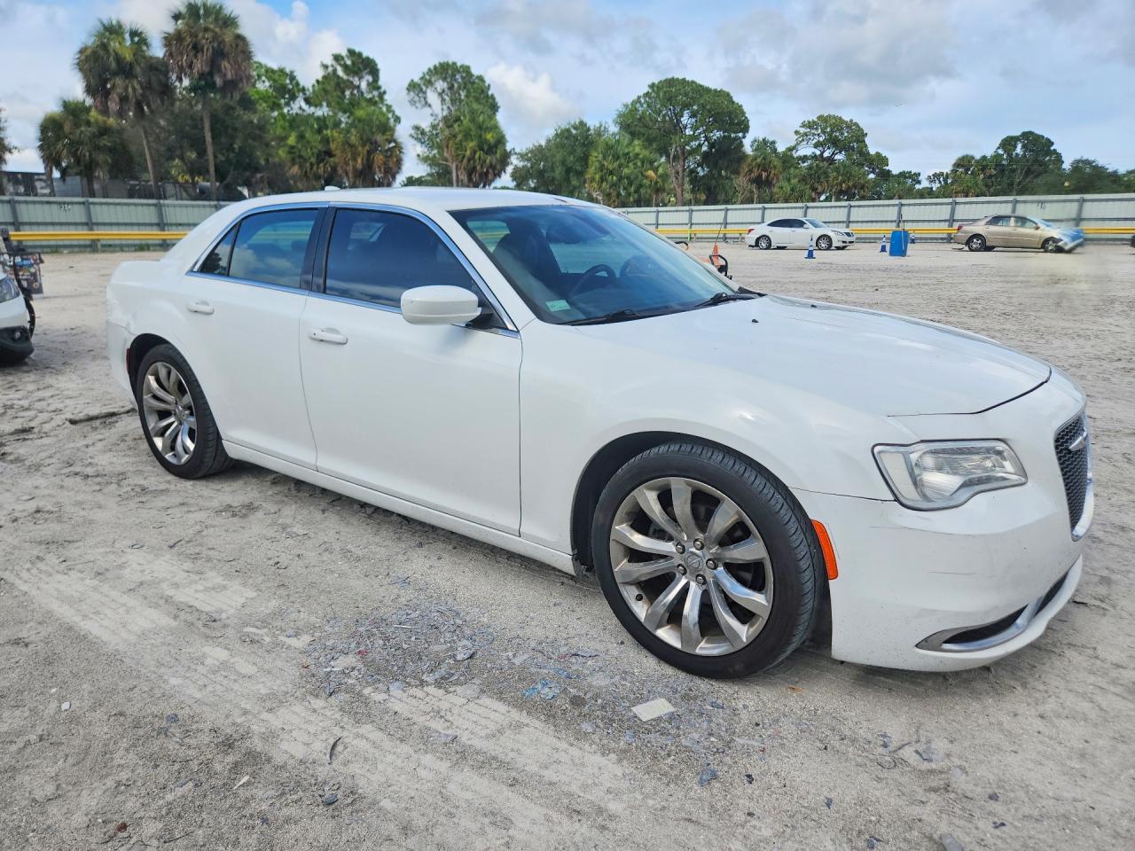 2016 CHRYSLER 300 LIMITED — снимка 4
