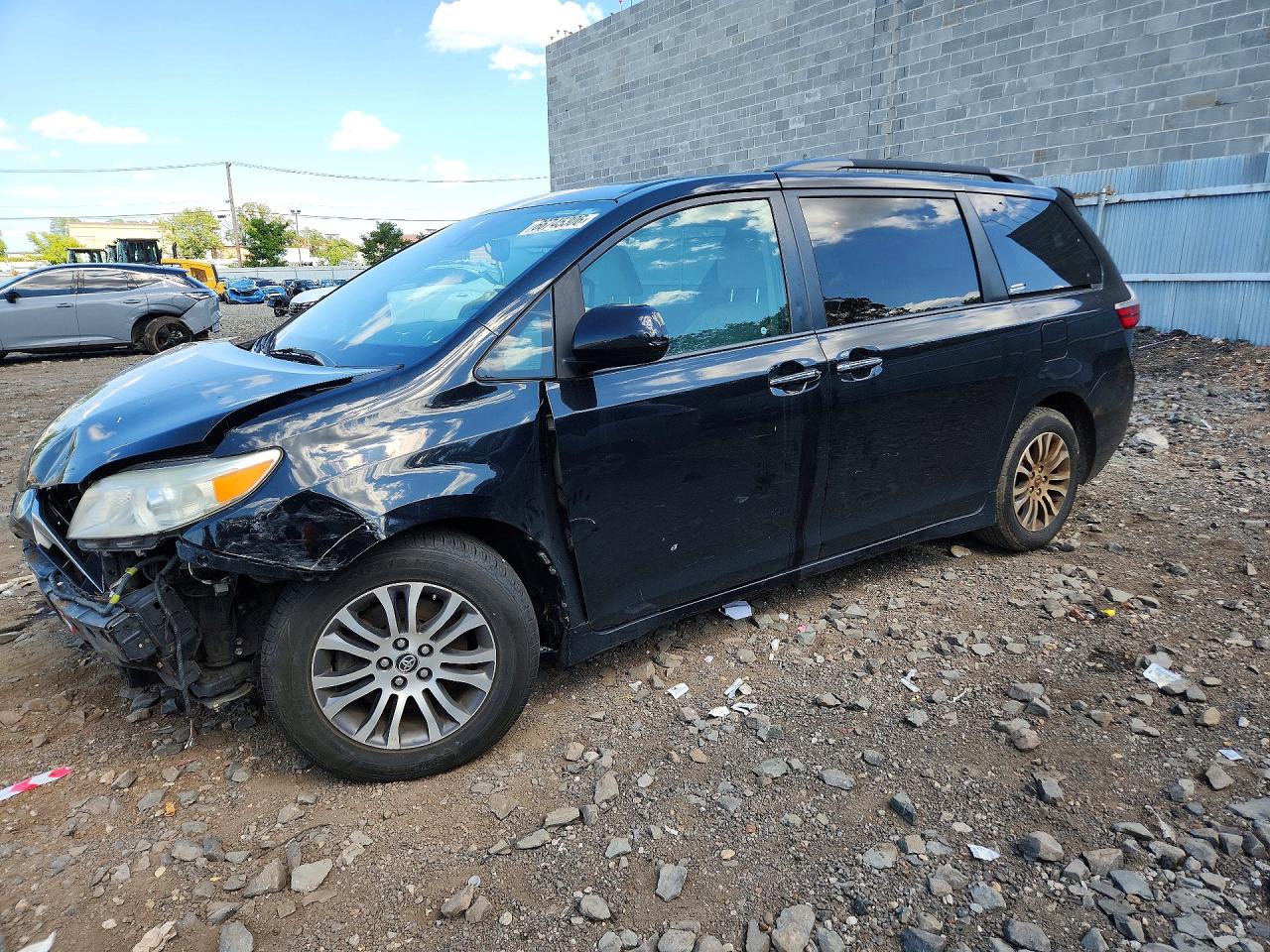 2018 TOYOTA SIENNA XLE 8-PASSENGER