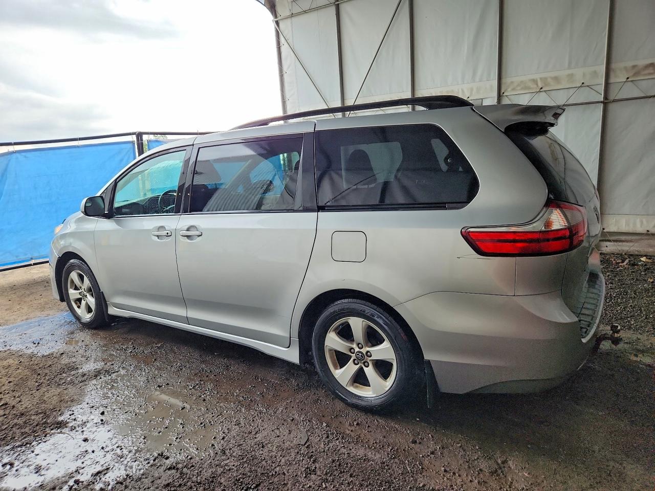 2019 TOYOTA SIENNA LE — снимка 2