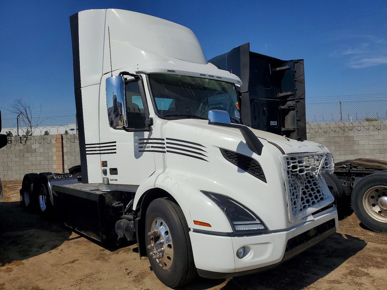 2024 VOLVO VNR
