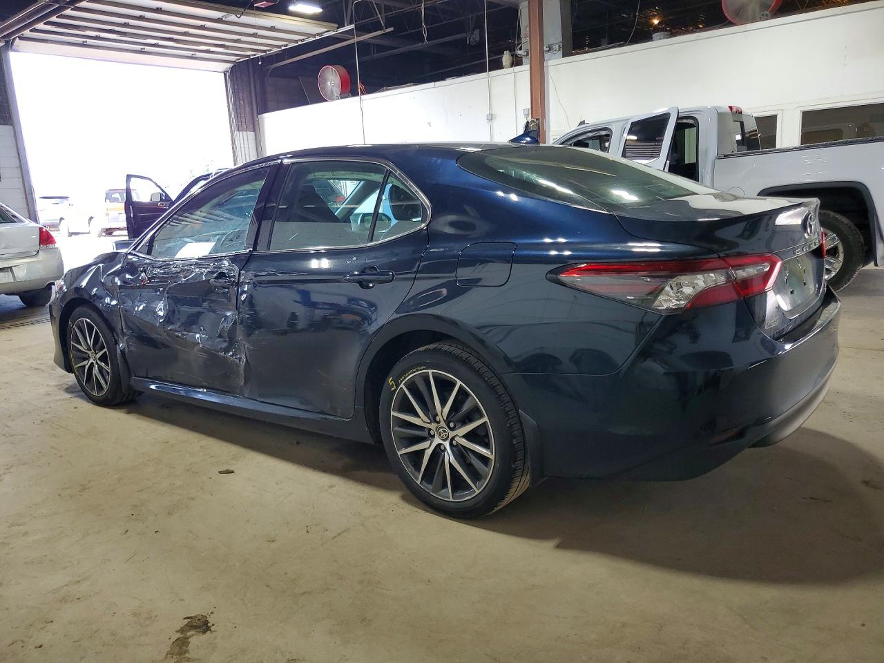 2021 TOYOTA CAMRY XLE — снимка 2
