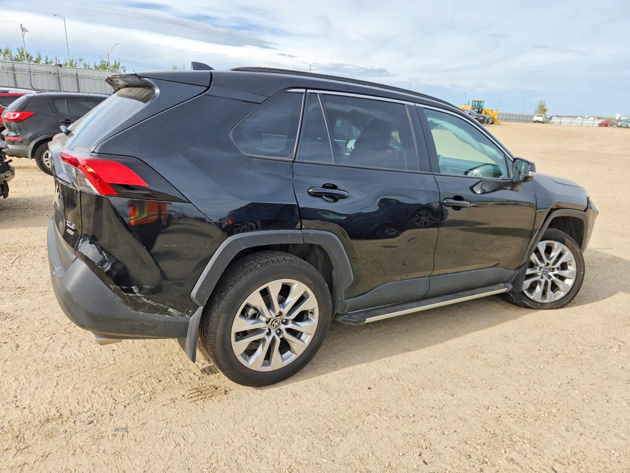 2025 TOYOTA RAV4 XLE — снимка 3