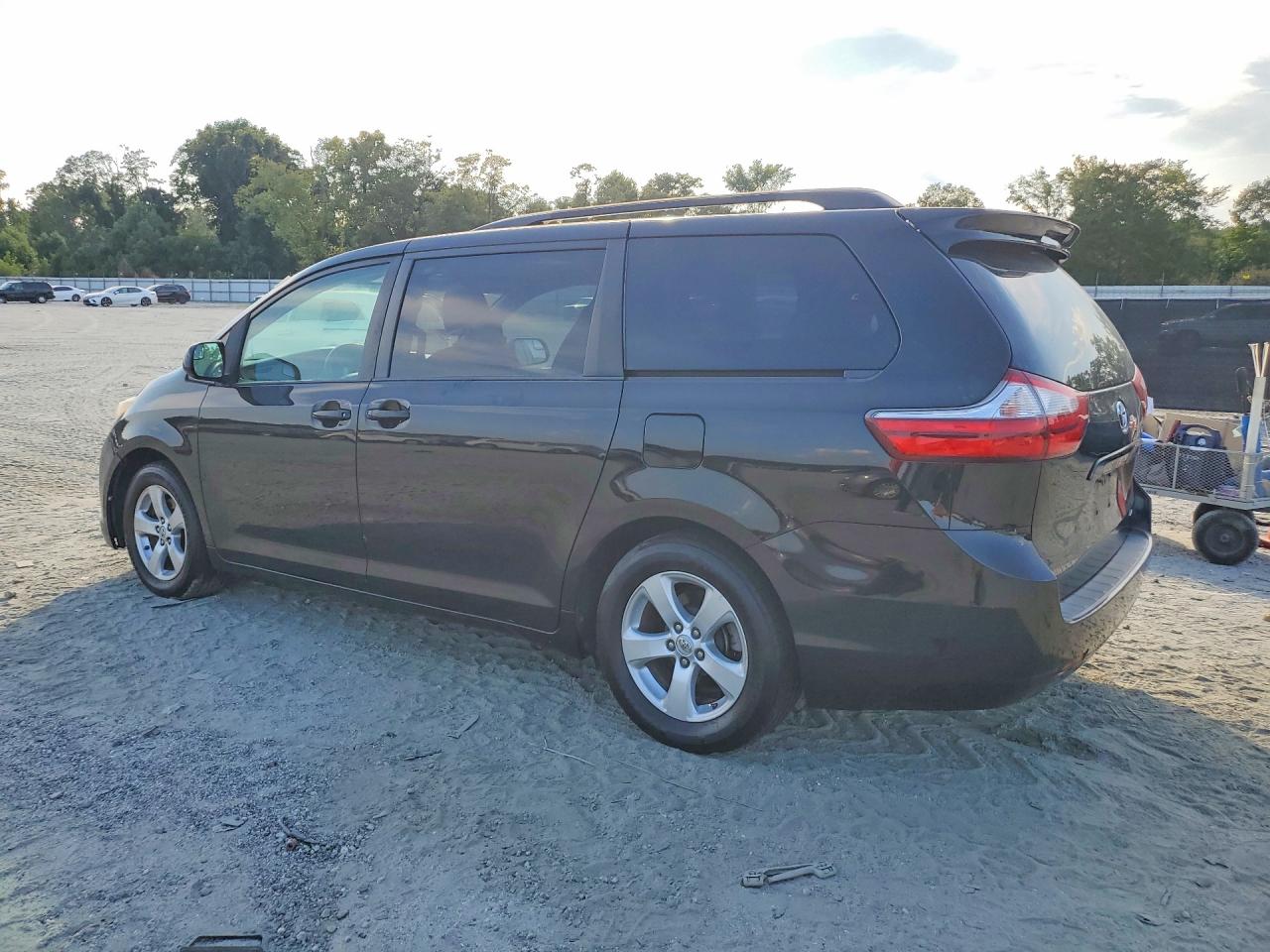 2015 TOYOTA SIENNA LE — снимка 2