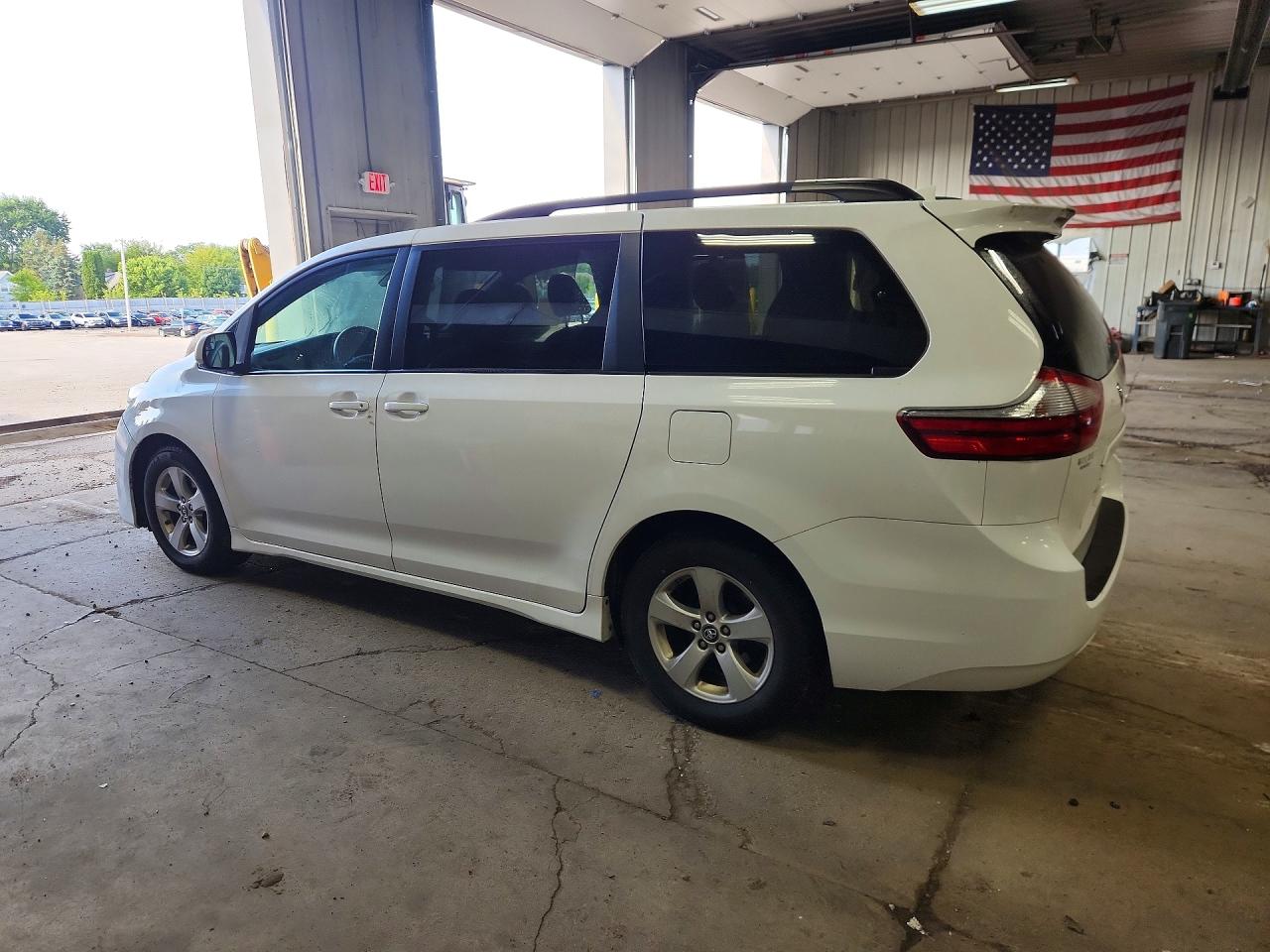 2018 TOYOTA SIENNA LE — снимка 2