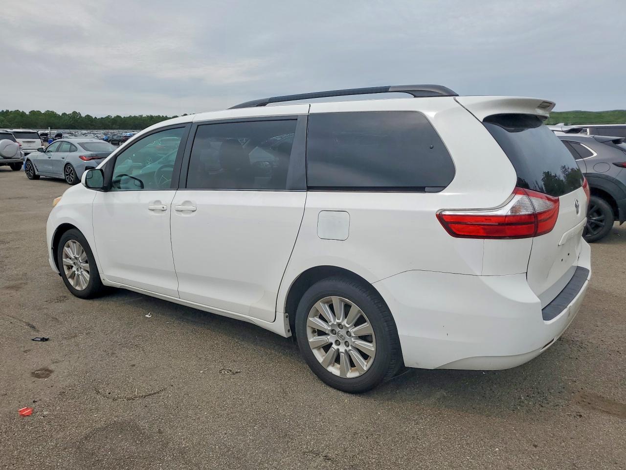 2015 TOYOTA SIENNA LE — снимка 2