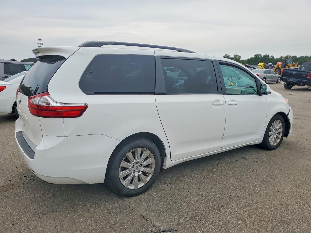 2015 TOYOTA SIENNA LE — снимка 3