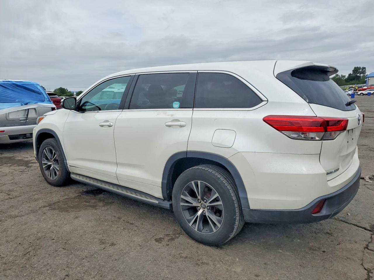 2017 TOYOTA HIGHLANDER LE — снимка 2