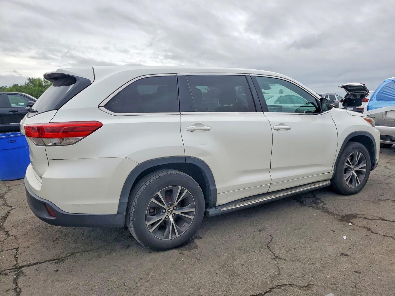 2017 TOYOTA HIGHLANDER LE — снимка 3