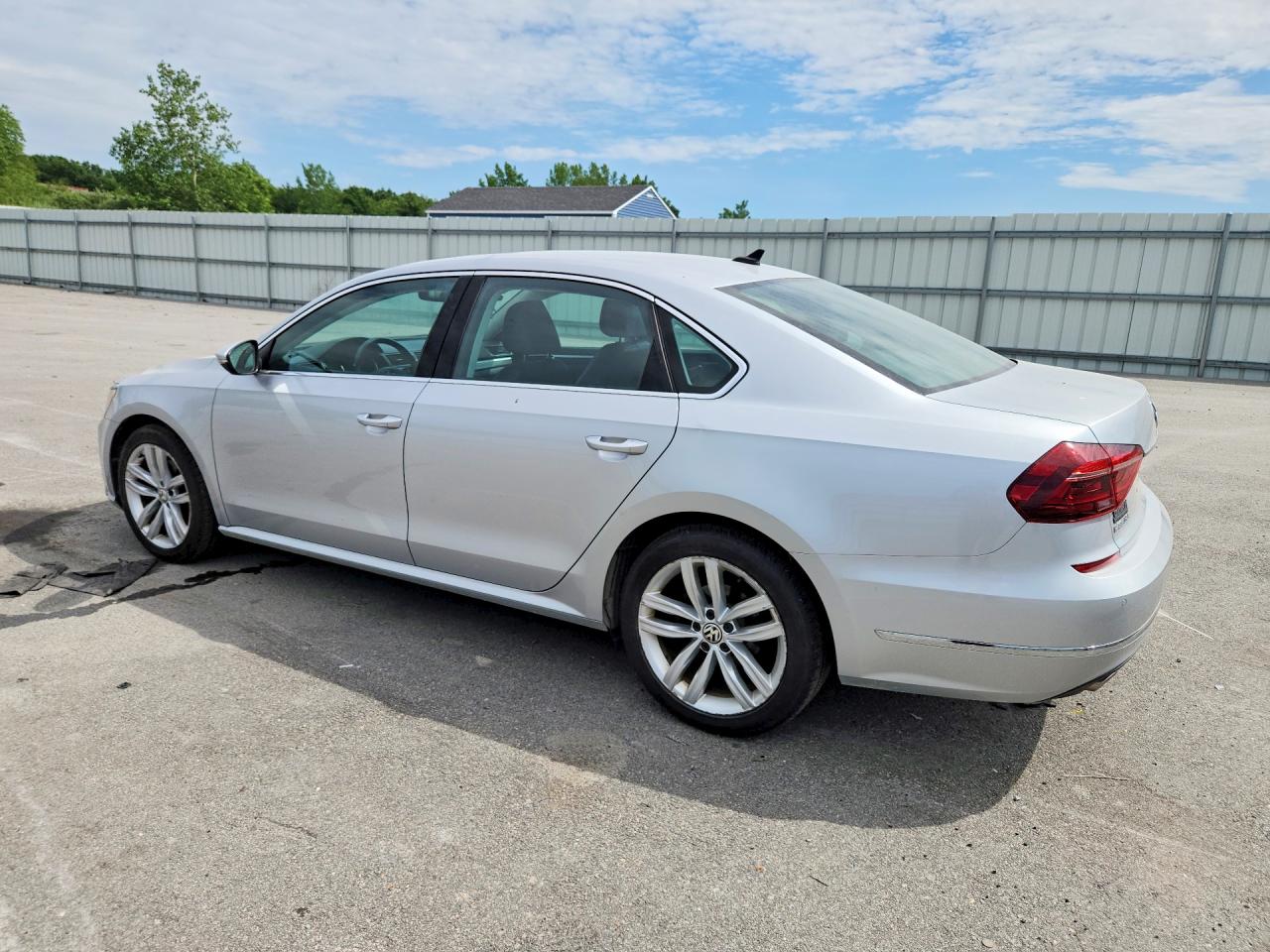 2018 VOLKSWAGEN PASSAT SE — снимка 2