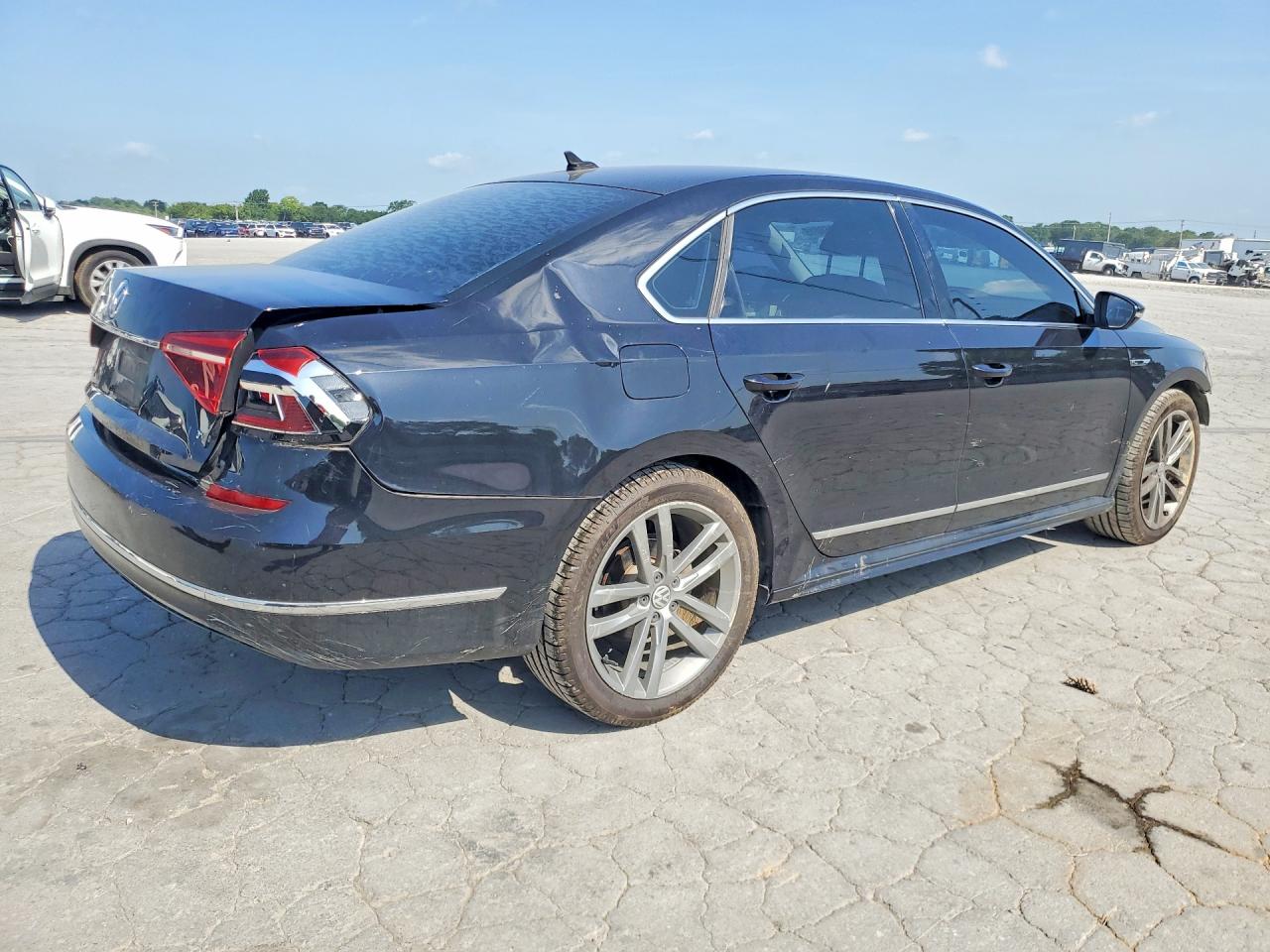 2017 VOLKSWAGEN PASSAT R-LINE — снимка 3