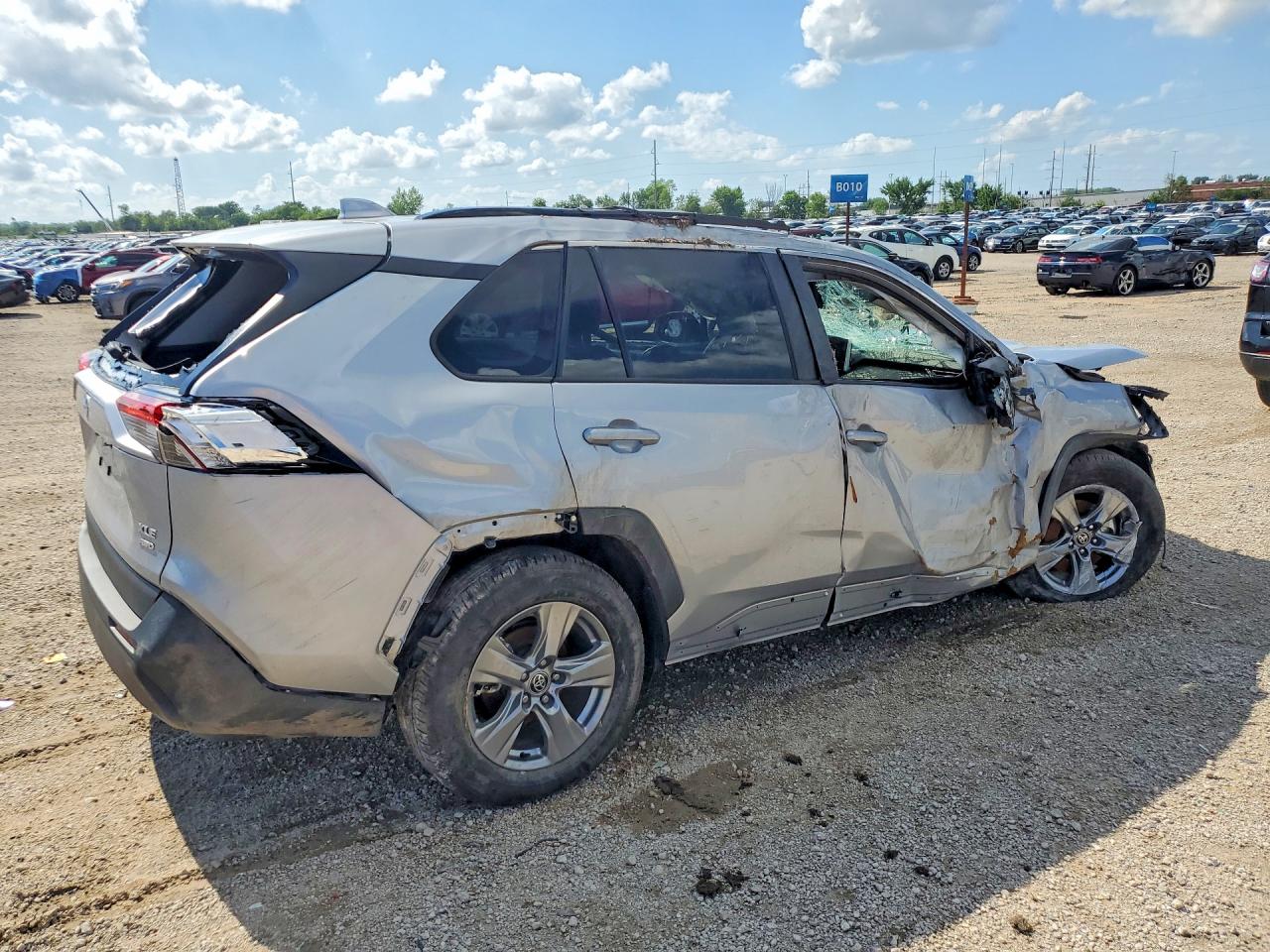 2025 TOYOTA RAV4 XLE — снимка 3