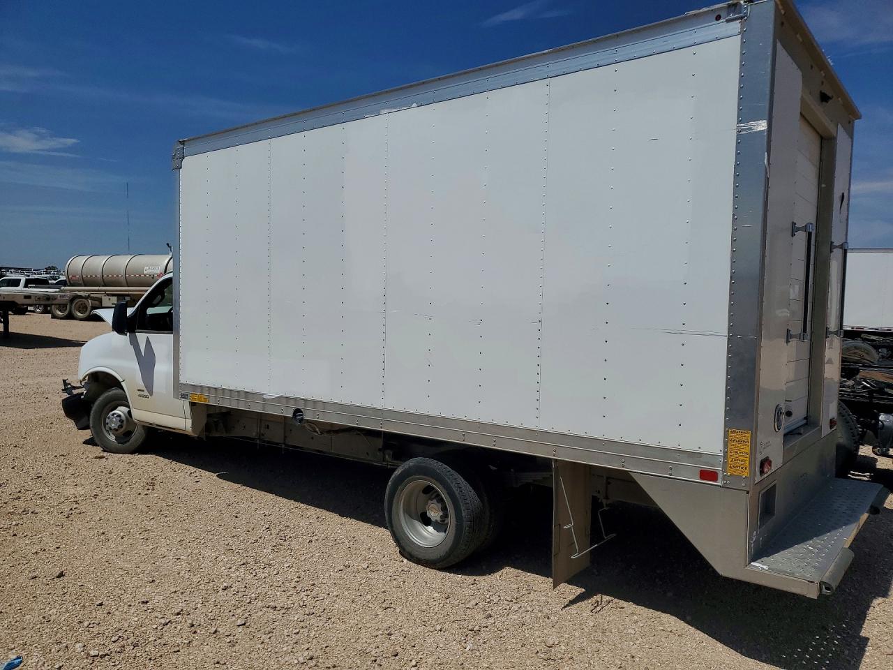 2024 CHEVROLET EXPRESS G4500 — снимка 2