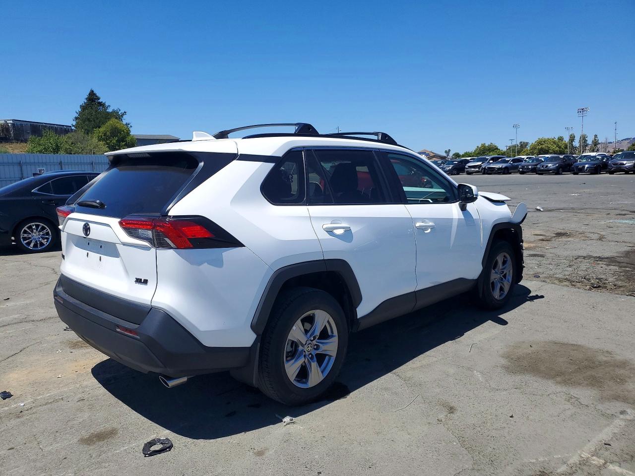 2023 TOYOTA RAV4 XLE — снимка 3
