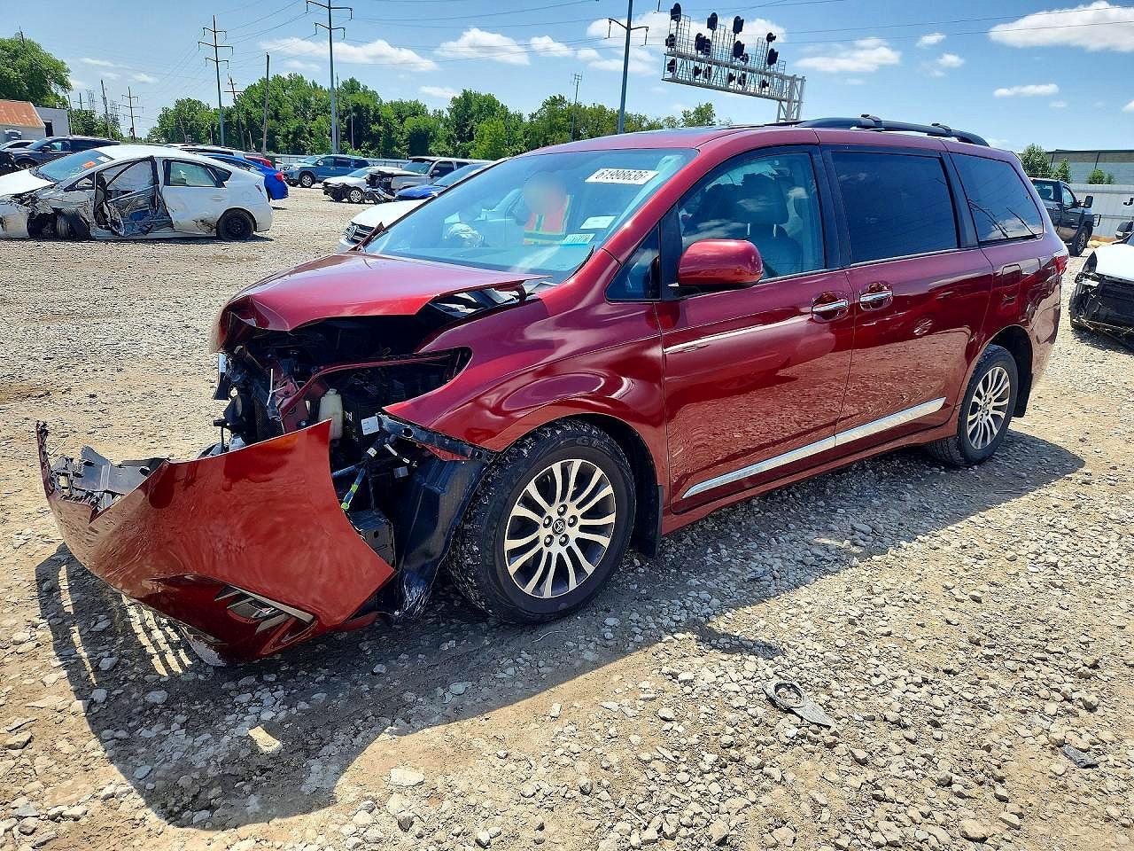 2018 TOYOTA SIENNA XLE 8-PASSENGER