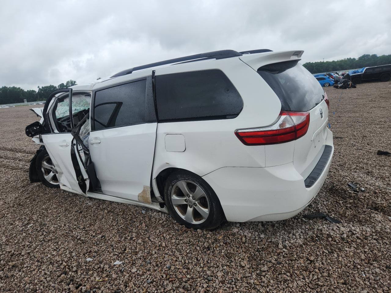 2015 TOYOTA SIENNA LE — снимка 2