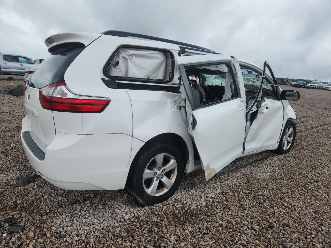 2015 TOYOTA SIENNA LE — снимка 3