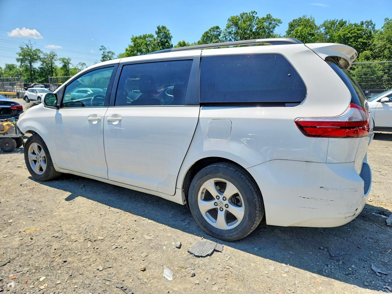 2017 TOYOTA SIENNA LE — снимка 2