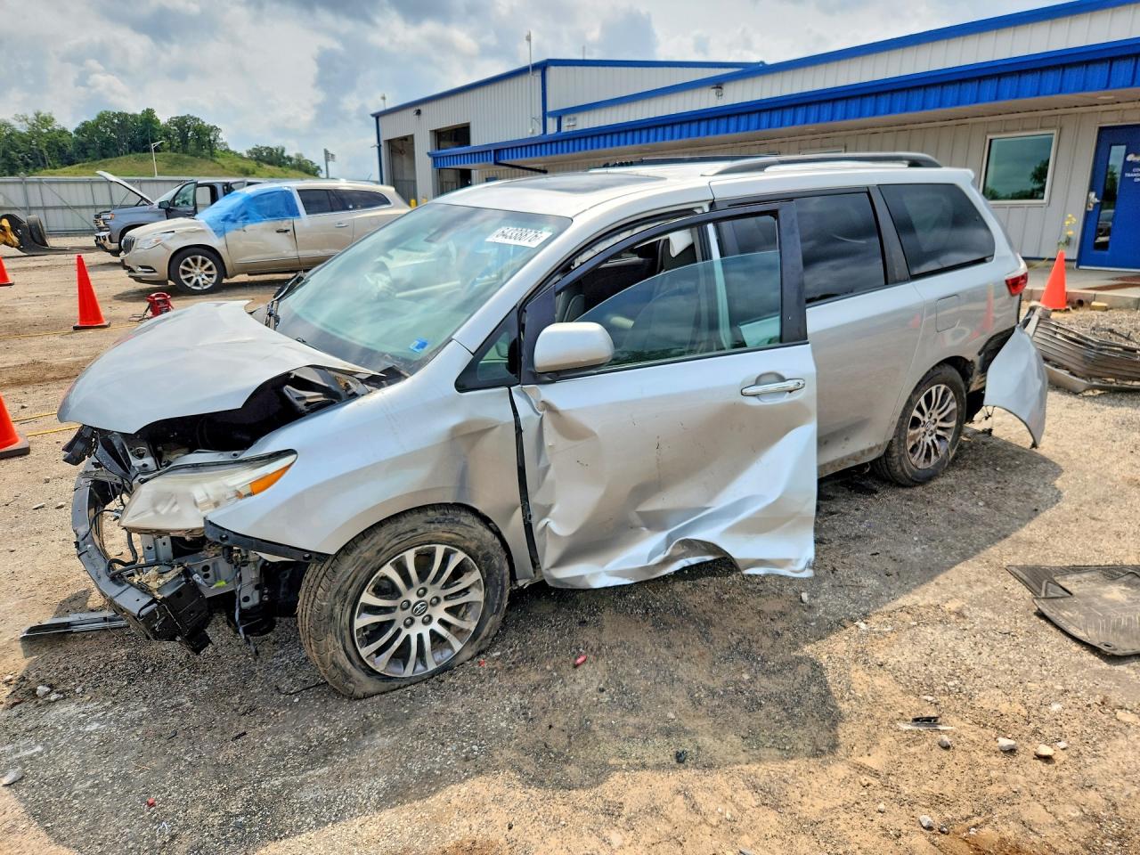 2020 TOYOTA SIENNA XLE 8-PASSENGER