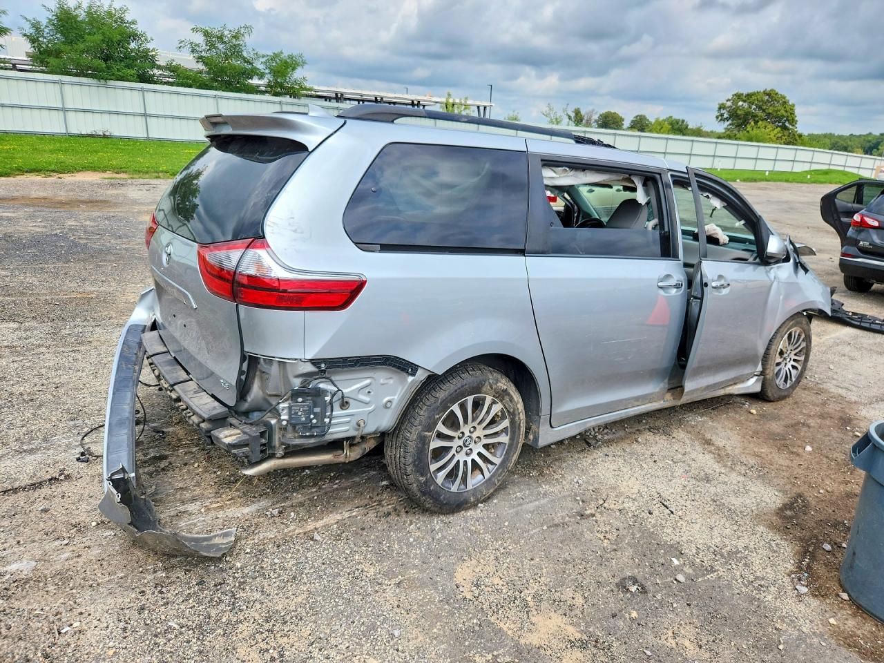 2020 TOYOTA SIENNA XLE 8-PASSENGER — снимка 3