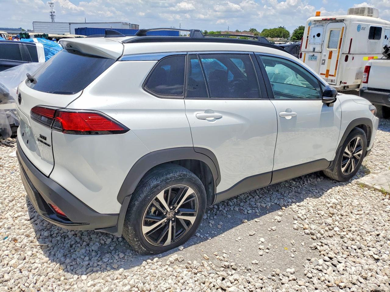 2025 TOYOTA COROLLA CROSS HYBRID XSE — снимка 3