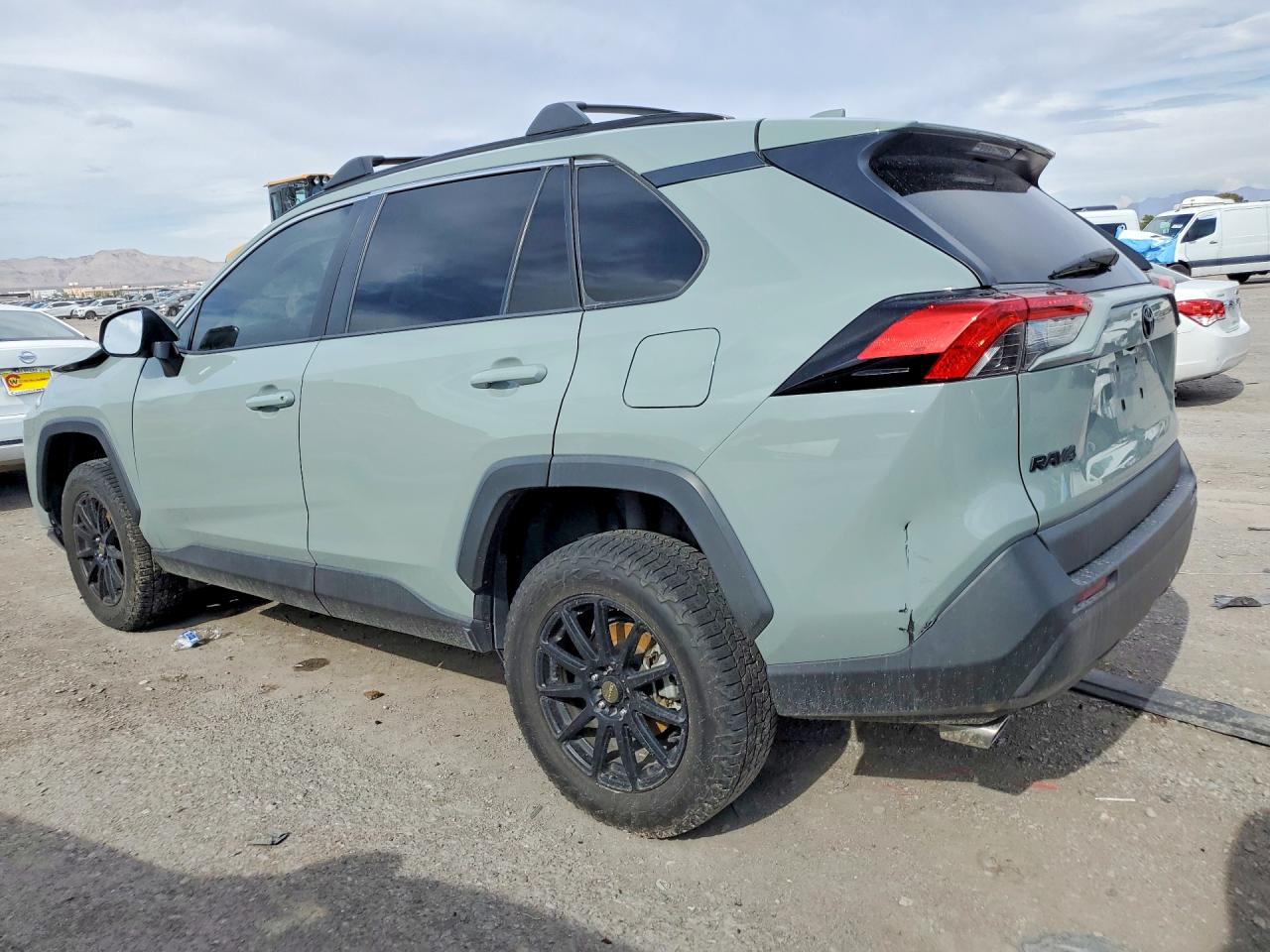 2021 TOYOTA RAV4 XLE — снимка 2