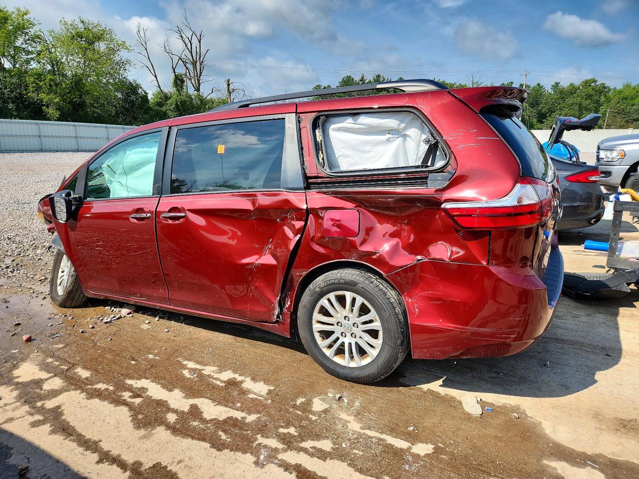 2017 TOYOTA SIENNA XLE PREMIUM 8-PASSENGER — снимка 2