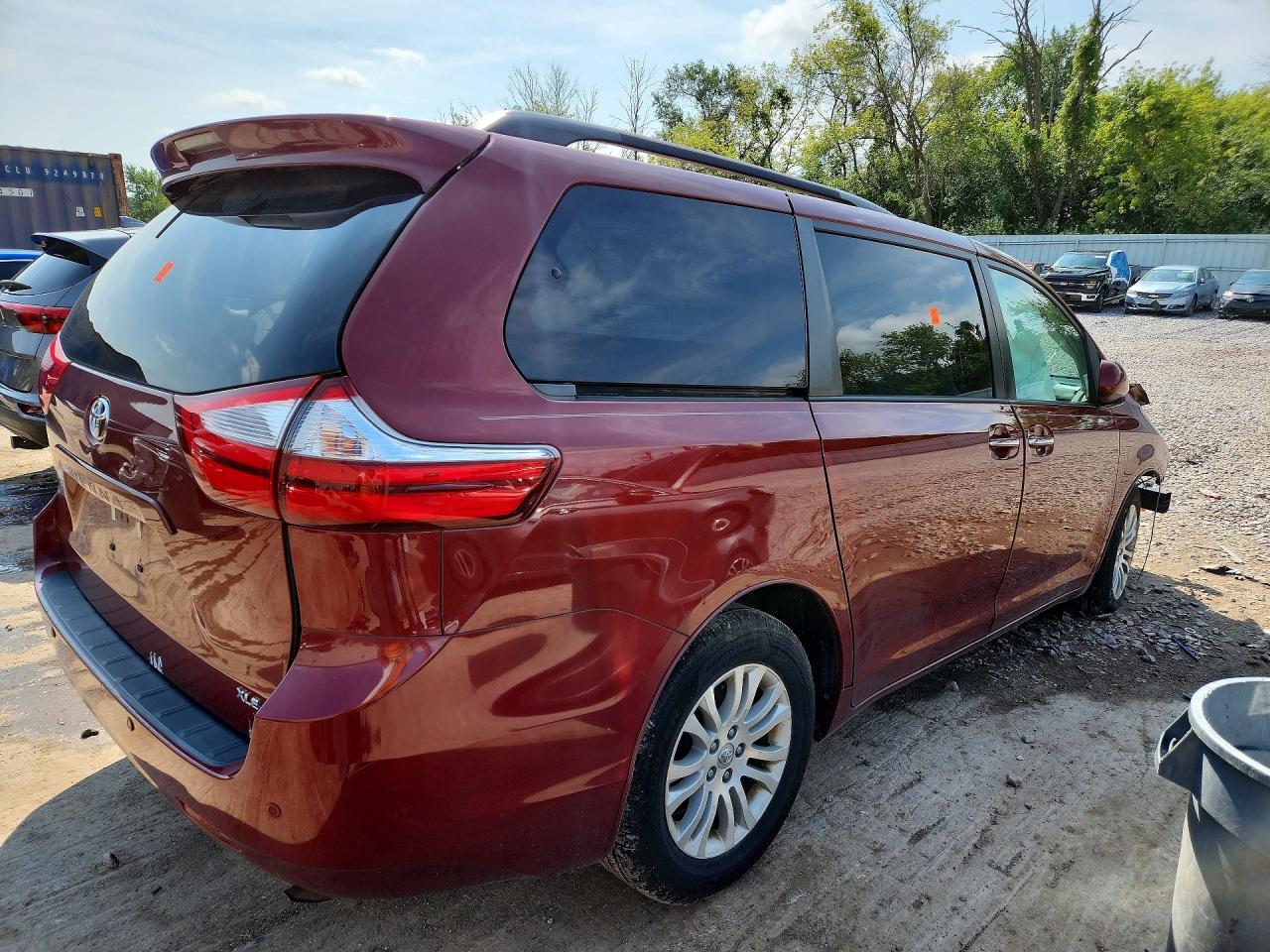 2017 TOYOTA SIENNA XLE PREMIUM 8-PASSENGER — снимка 3