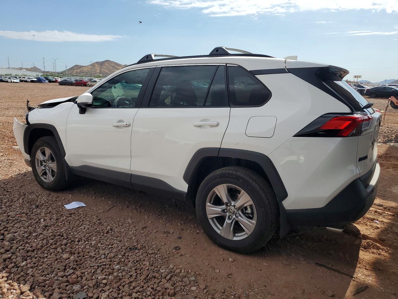 2025 TOYOTA RAV4 XLE — снимка 2