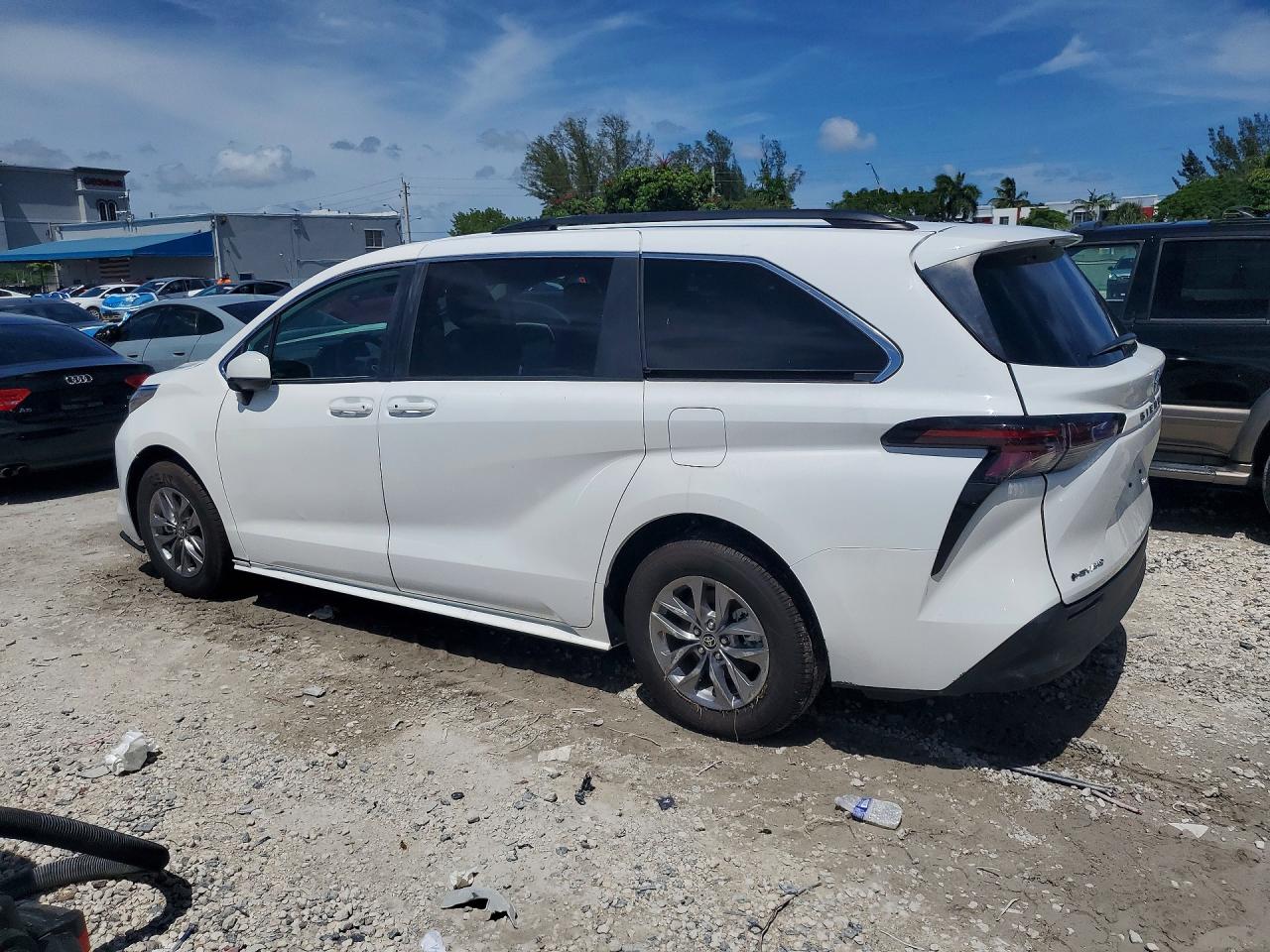 2026 TOYOTA SIENNA LE — снимка 2