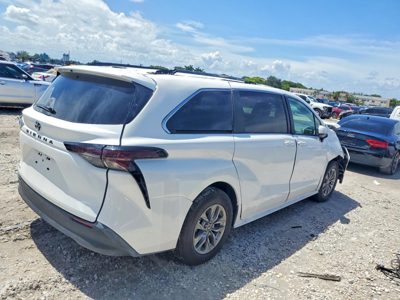 2026 TOYOTA SIENNA LE — снимка 3