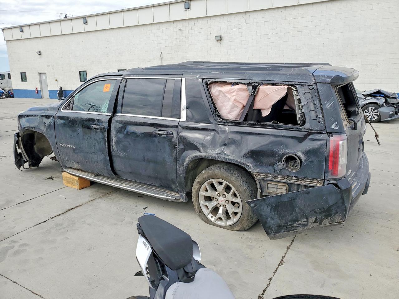 2015 GMC YUKON XL K1500 SLE — снимка 2