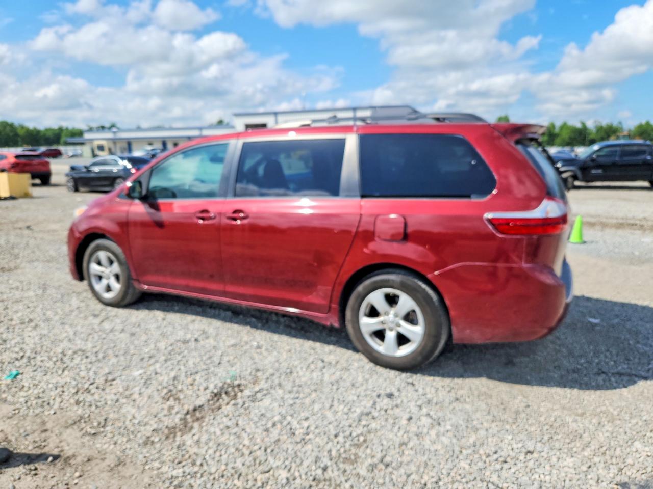 2017 TOYOTA SIENNA LE — снимка 2